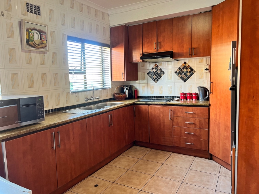 6 Bedroom Property for Sale in Gaylee Western Cape